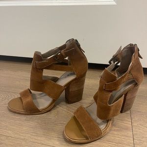 HINGE Cora block heel sandal